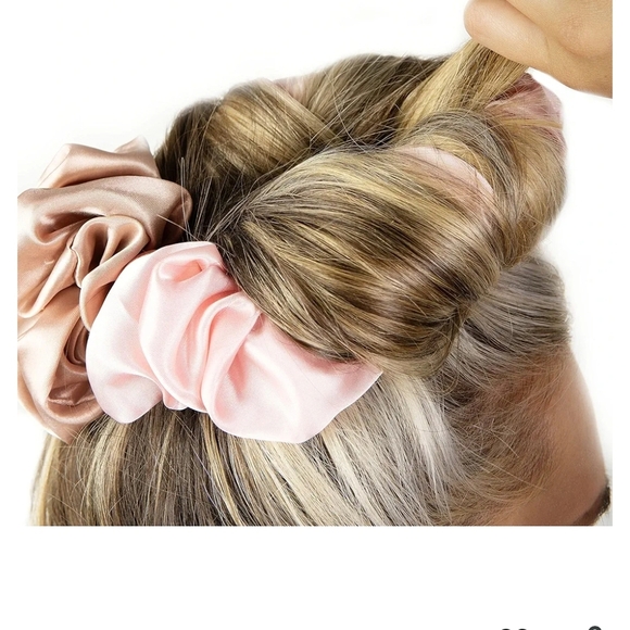 Brush Works Heatless Curling Scrunchie - Picture 8 of 10